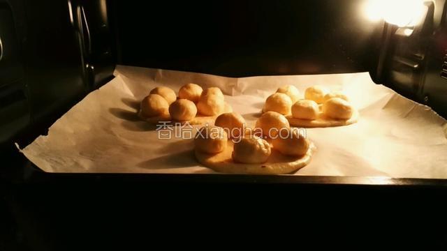 入烤箱二次发酵，下盘加点热水～
我的烤箱自带发酵功能，没有此功能烤箱的哈友，可以蒙上保鲜膜自然醒发，天气热了，很容易发起来的～