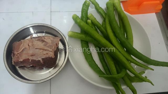 准备食材并清洗干净