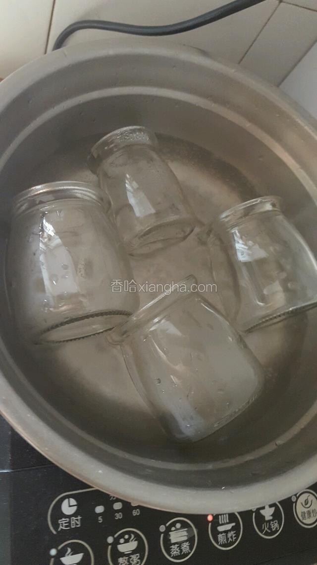 小瓶提前用开水烫几分钟，捞出控干。