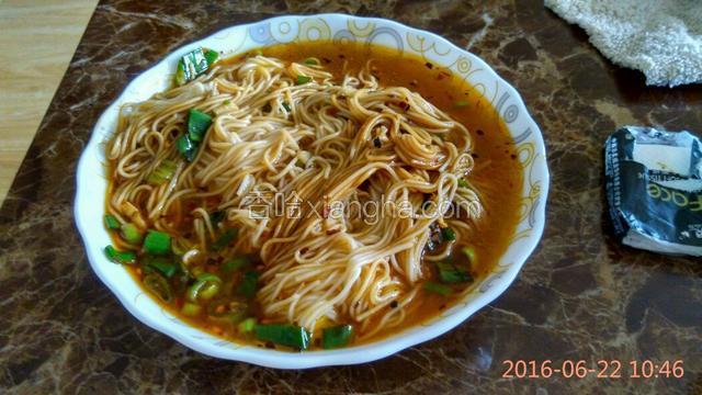 面煮好后，盛入碗中，加点煮面的水。完成