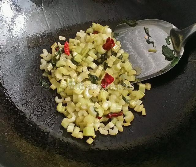 锅里放油，放入红辣椒，芹菜，白醋，盐，炒到芹菜变黄，出锅