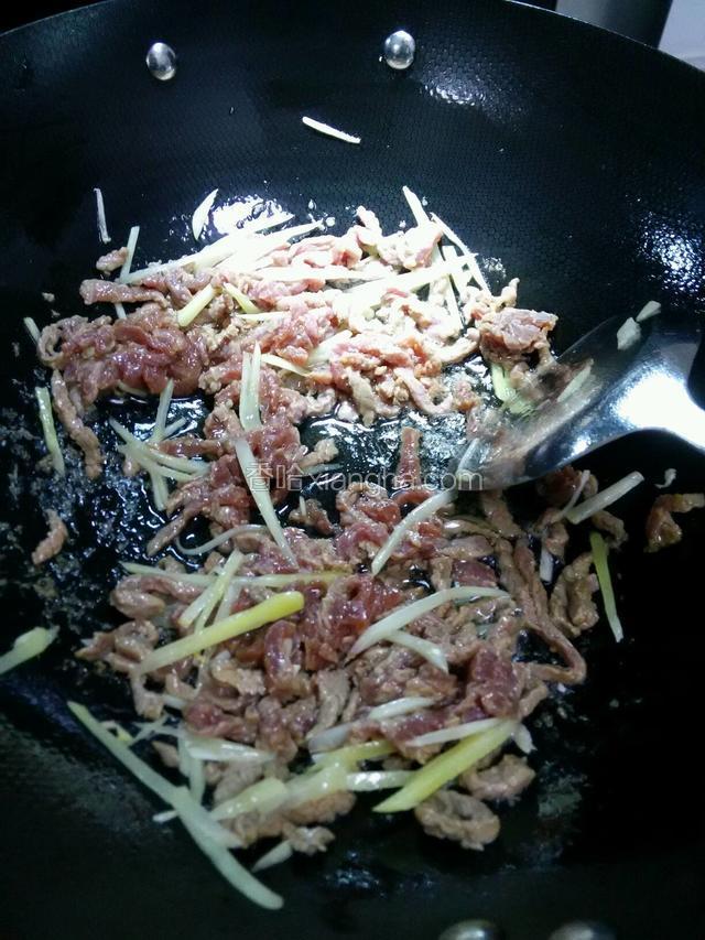炒至牛肉变成白色