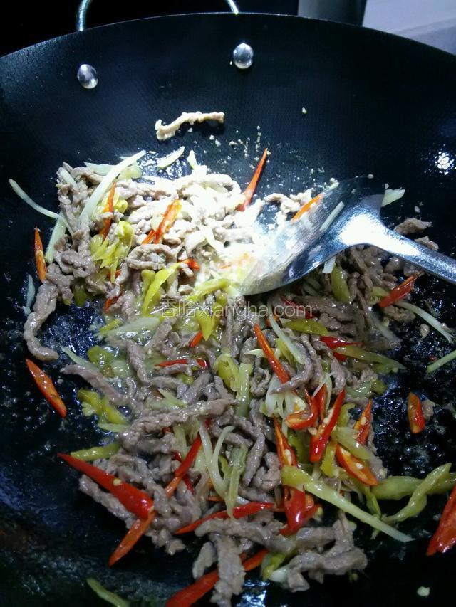 放入辣椒丝炒匀