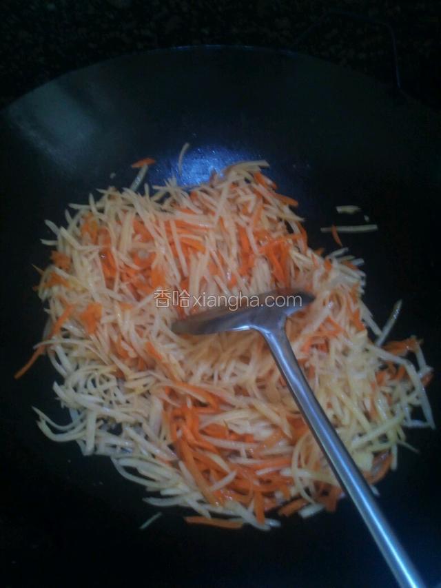 放入胡萝卜丝土豆丝翻炒  
加适量的盐跟酱油
（根据个人口味放调料）