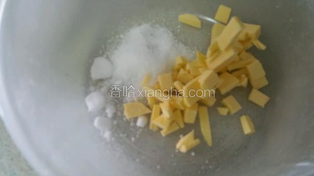 黄油称重室温软化切小块加糖，蔓越莓干用水或红酒泡软。