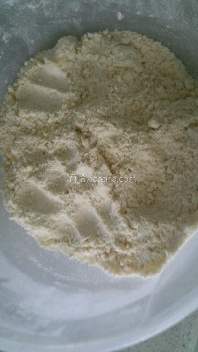 低筋面粉，盐，泡打粉 称重混合倒入黄油中用手反复揉搓均匀，成粗玉米粉状