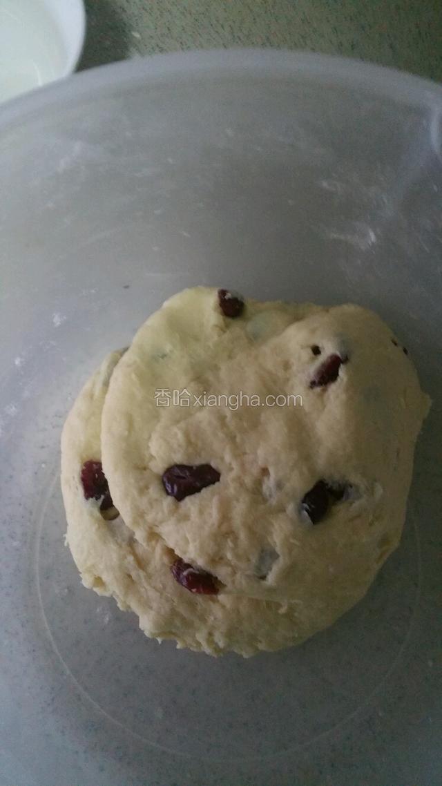 鸡蛋打匀，倒入三分之二，（剩余蛋液留做刷表皮）加入牛奶轻揉成团，加入泡软的蔓越莓干轻压揉匀，入冰箱冷藏30分钟