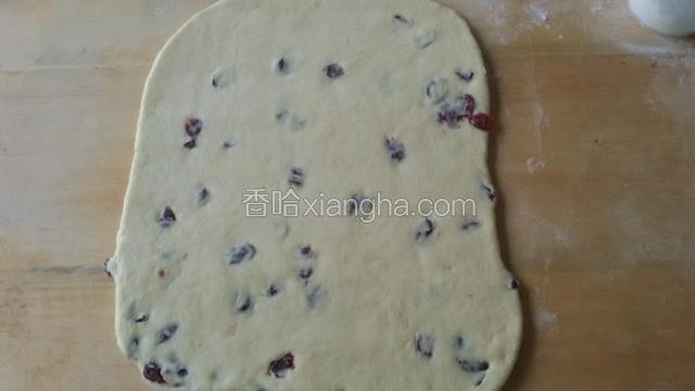 冷藏的面团取出擀成稍厚面皮