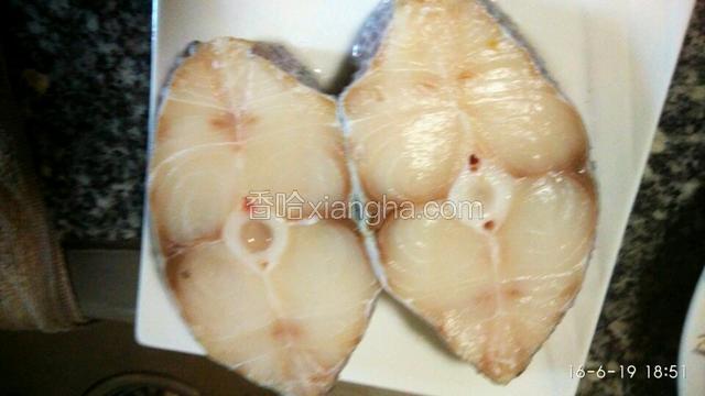 鳕鱼洗干净摸干水，用盐，胡椒粉腌20分钟