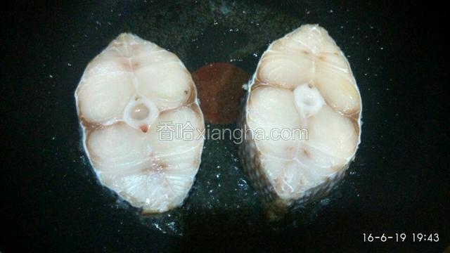 热油锅下鳕鱼片煎