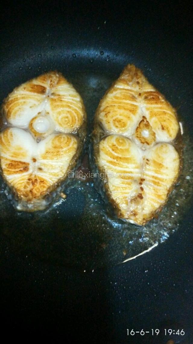 煎至一面金黄翻另一面接着煎