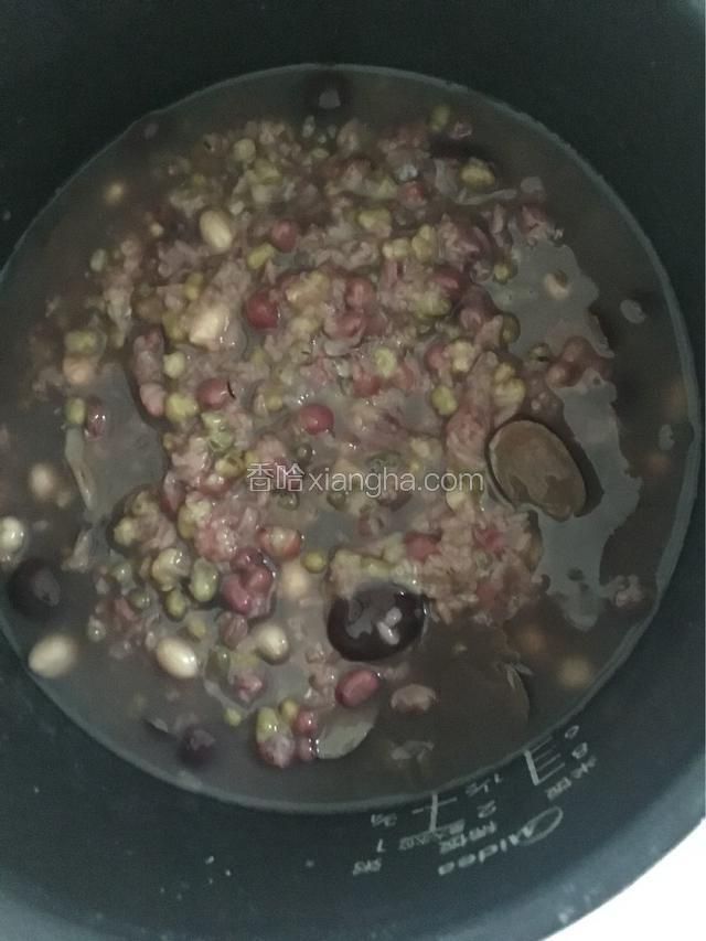 煮熟好最好不要立即打开盖子，让他继续断电焖30分钟左右在开盖子