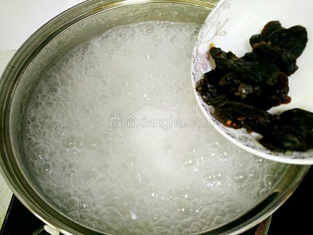 加入桂圆干。