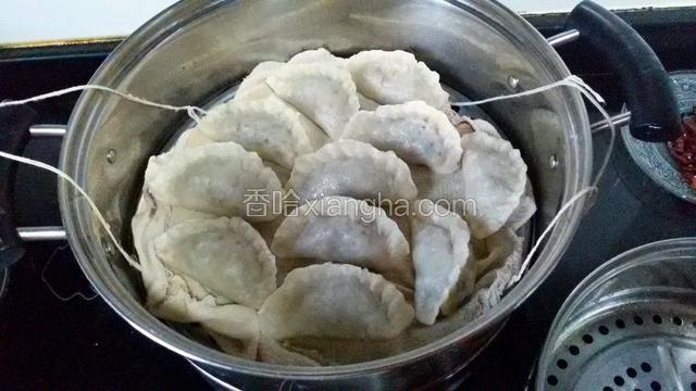 蒸锅烧开以后把大饺子放入，大火蒸15分钟就行了。