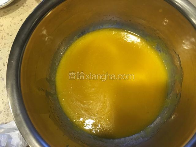 在打散的蛋黄里分三次加入60g色拉油，搅拌均匀。