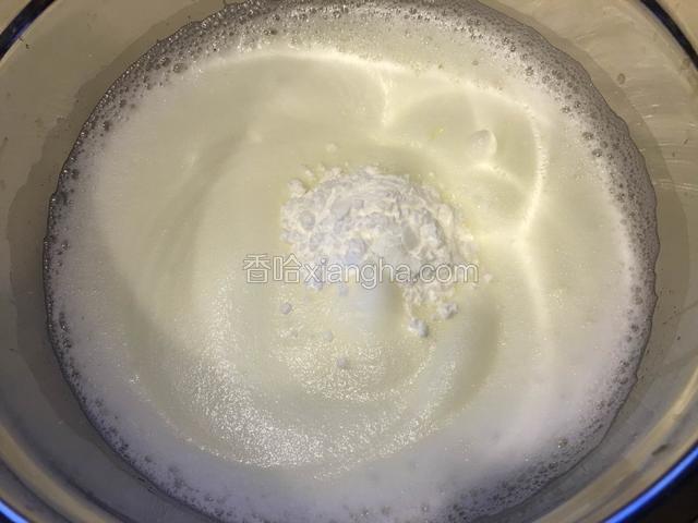 继续搅打到蛋白开始变浓稠，有比较密的泡沫时，再加入1／3的糖。