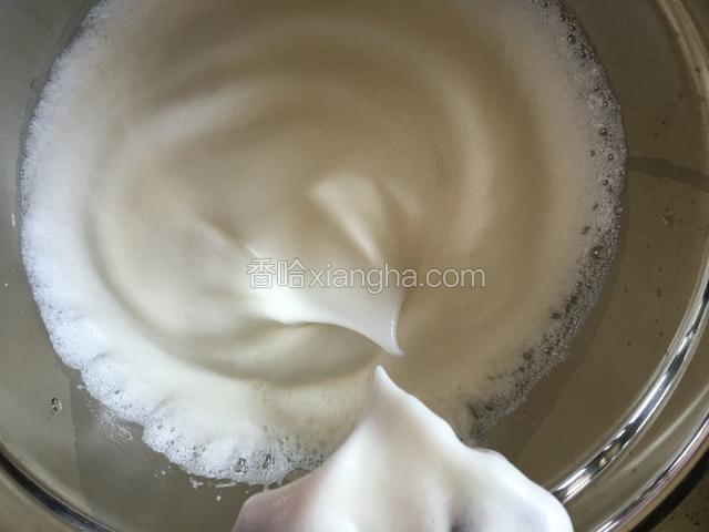 再继续搅打，打到提起打蛋器的时候，蛋白能拉出一个短小直立的尖角，就表明达到了干性发泡的状态，可以停止搅打了。