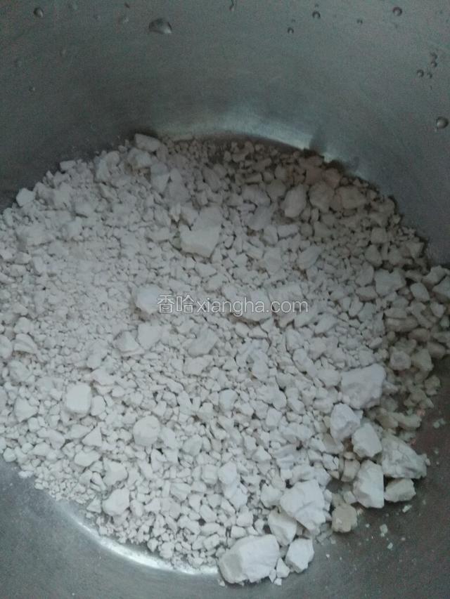 先煮红薯凉风
准备两把红薯粉（老家带的，纯正滴）
倒入400ml水
