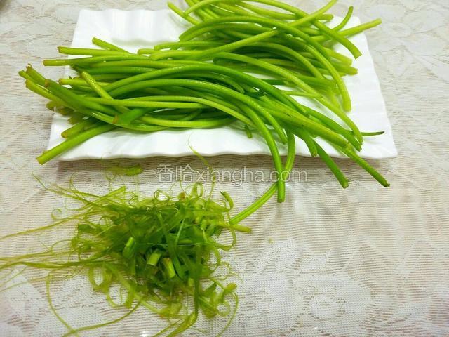将红薯梗上面的那层薄皮用手撕下来。