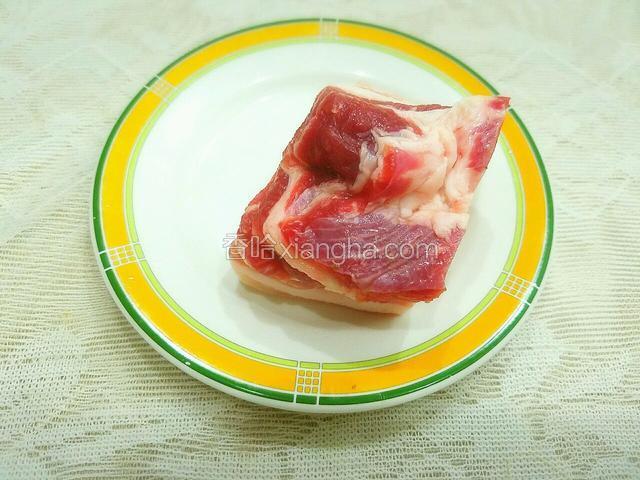 准备五花肉一块，洗干净备用