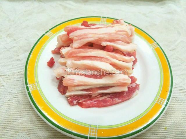 将五花肉去皮切成长条备用。
