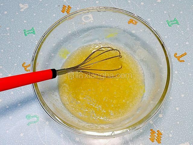 水80克和吉利丁粉拌勻至漲大
