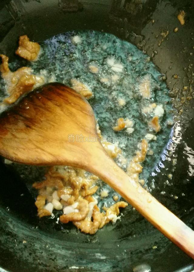 锅里热油，稍微多点油
爆香蒜末，再放入牛肉翻炒

