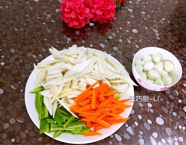 青椒切丝，胡萝卜切菱形。茭白用热水焯一下，控干水分备用。