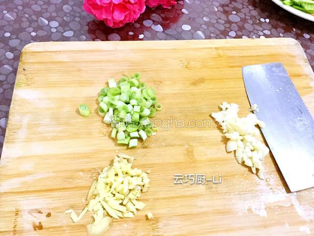 姜切末、蒜切末、小葱切碎。