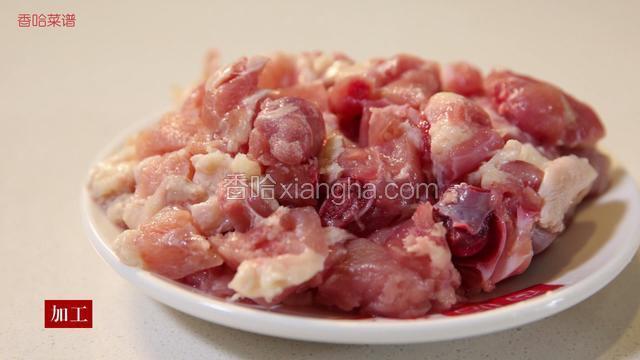 将杏鲍菇洗净，用顺刀切成2厘米厚的片，然后用顶刀切成大丁，鸡腿斩成小块备用