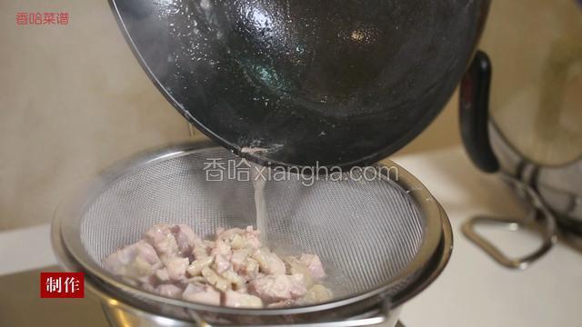 在锅中倒入清水300克，将鸡块倒入锅中转大火烧开，撇去血沫，焯透倒入漏勺备用