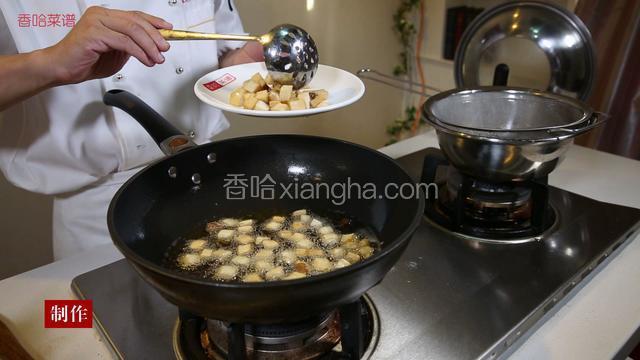 把锅洗净后，大火烧热，倒入150克色拉油，转大火烧至六七成热，将切好的杏鲍菇丁倒入锅中，焯熟后捞出备用