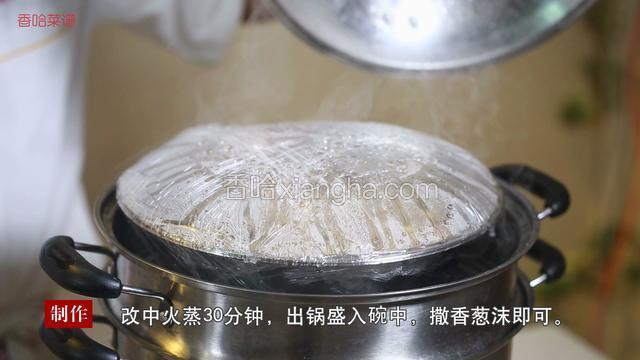 接下来把蒸锅烧上汽，放入盛有鸡腿汤的盆，转中火蒸30分钟