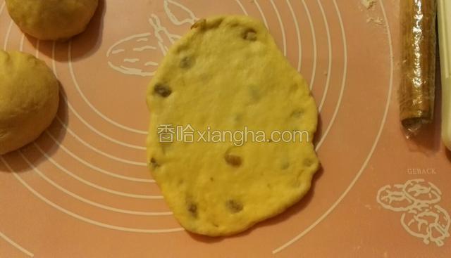 用擀面杖擀成饼状～
最好套上一次性手套，擀面杖上也裹上保鲜膜，既能防粘手，又干净卫生～