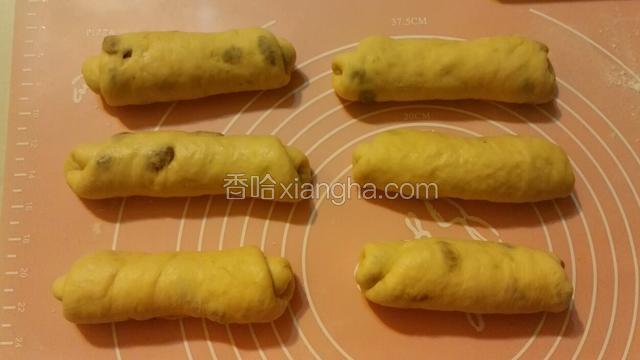 六个面团分别卷好，醒发5分钟～
其实后面我是分成12条的，一共做了4个小花环面包，没办法，吃货朋友们强烈要求分点尝尝～