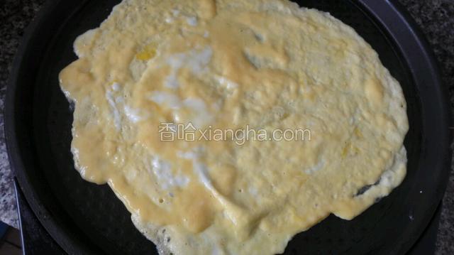 鸡蛋打散摊成饼！