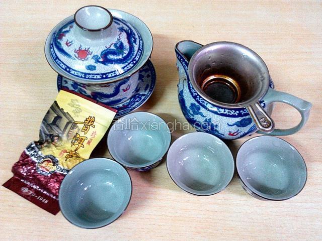 准备好普洱茶1包、茶具用热开水烫一下、杀菌