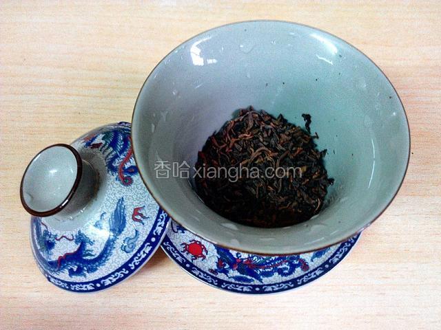 把普洱茶茶叶取出、放入碗盖中、（我喜欢普洱茶浓点放一包了、喜欢淡点放半包就行了）