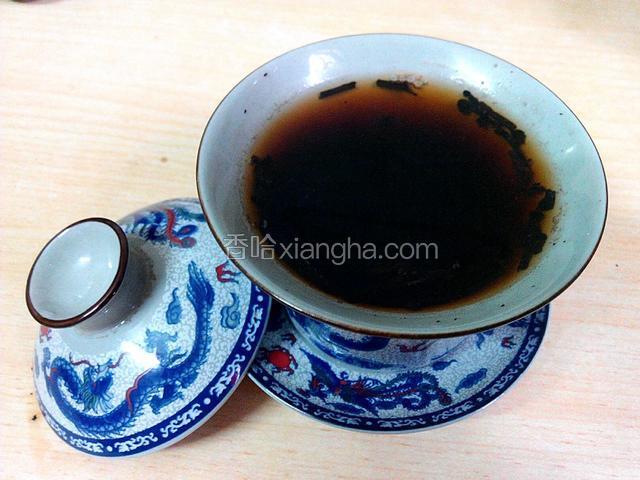 倒入开水、15秒左右将茶倒掉、去除茶叶中的杂质以及附着物、（洗茶）