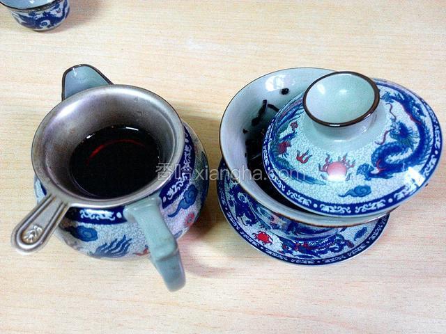 把泡好的普洱茶倒入公道杯中、公道杯中先放好过滤网、防止茶叶落入茶中、（出茶）