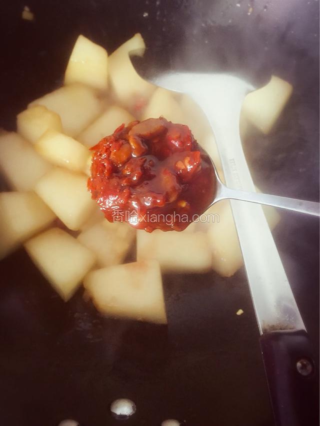 放入裨县豆瓣酱和蚝油，生抽，翻炒均匀