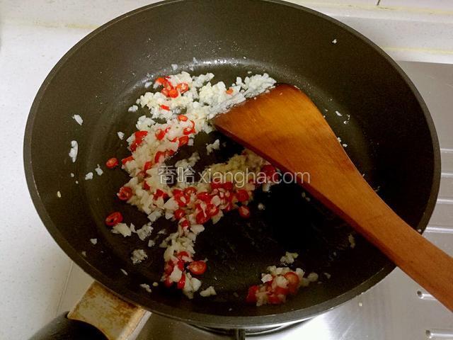 放入蒜和小米椒爆香。