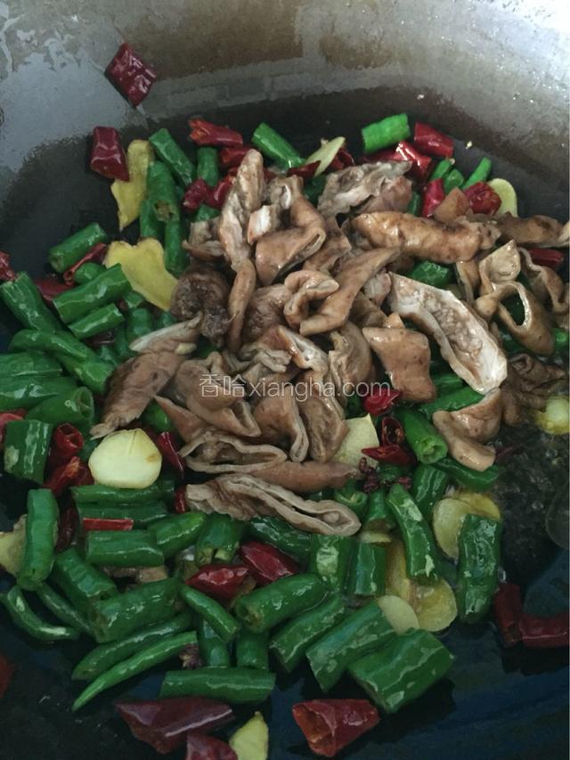 炒出香味后，倒入肥肠煸炒