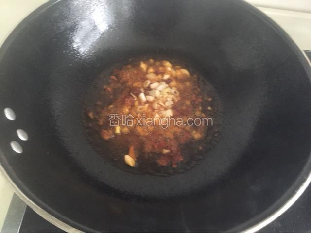 捞出后用冷水浸泡控水放入番茄酱腌制备用，炒锅倒油烧热，把辣椒酱炒出红油，放入葱姜蒜末炒香
