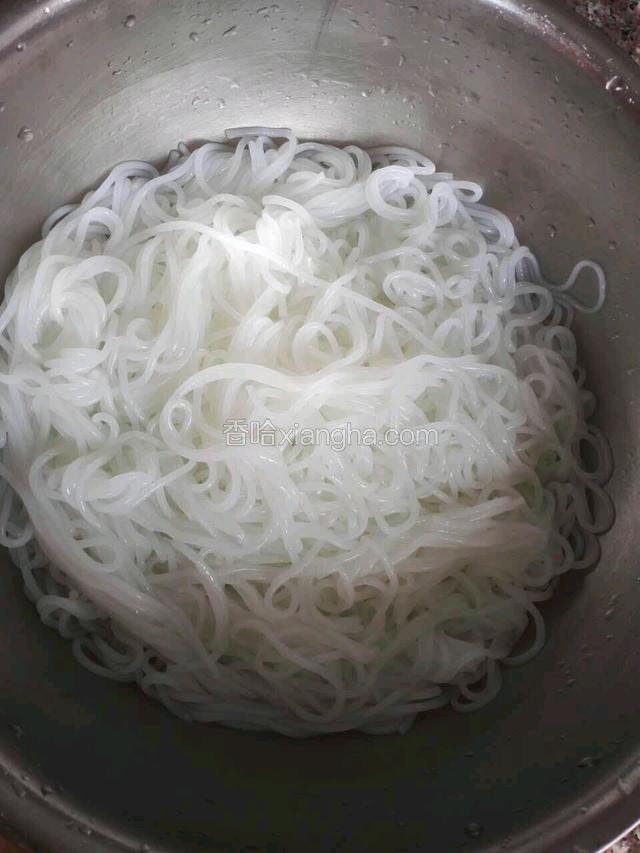 放入一个大的盆子里方便调味
