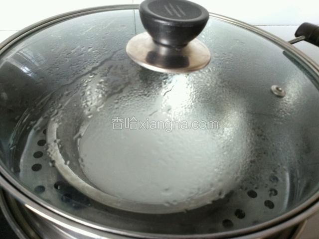 开大火烧至蒸锅里水开以后，先用刷子在盘子底部刷上一层油，然用勺子舀一勺调制好的糊放入盘中，最后摇晃路放入蒸锅蒸2分钟即可。
