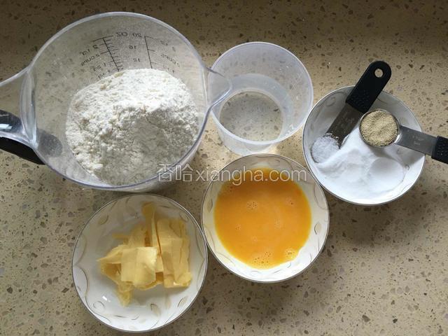 准备做面包的材料。