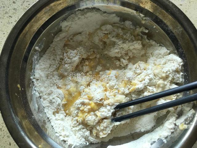 把面粉、奶粉、糖和盐等干性材料倒入盆中，搅拌均匀。再加入鸡蛋液和酵母水，适量加入剩下的一半水，搅拌均匀，揉成面团。