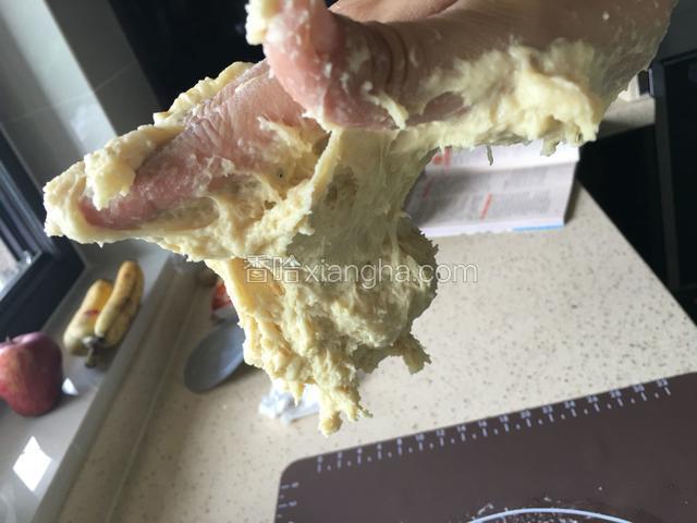 刚开始揉面团时，面团特别粘手，千万不要添加面粉，用刮刀帮忙，坚持揉一会儿就好了。