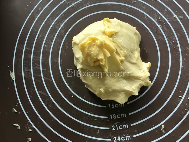 揉摔10分钟后加入黄油，继续揉、搓、摔和抻。